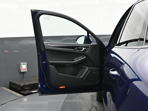 New 2026 Porsche Macan image 8