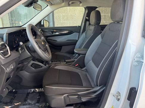 Used 2025 Chevrolet TrailBlazer LT FWD image 25