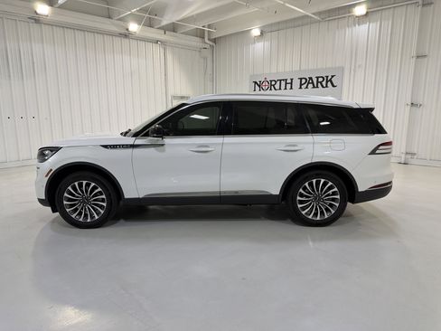 Used 2024 Lincoln Aviator Reserve w/ Elements Package Plus RWD image 2