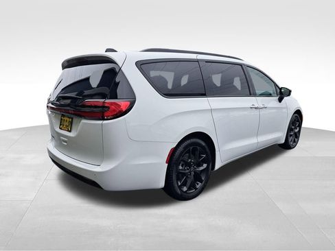 New 2026 Chrysler Pacifica Select w/ S Appearance Package FWD image 6