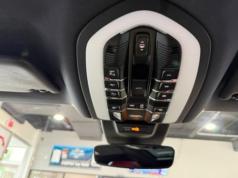 Used 2023 Porsche Macan AWD/4WD image 25