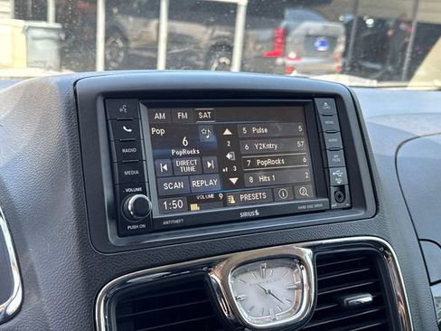 Used 2013 Chrysler Town & Country Touring FWD image 20