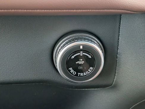 New 2026 Lincoln Navigator Reserve AWD/4WD image 18