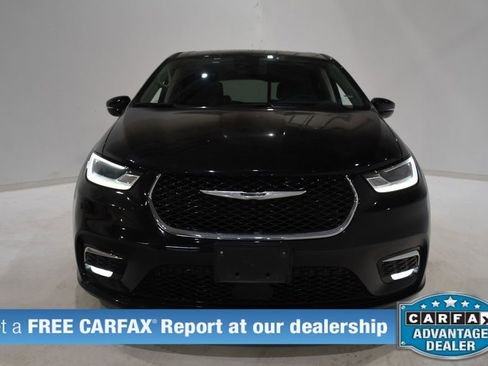 Used 2024 Chrysler Pacifica Touring-L image 2