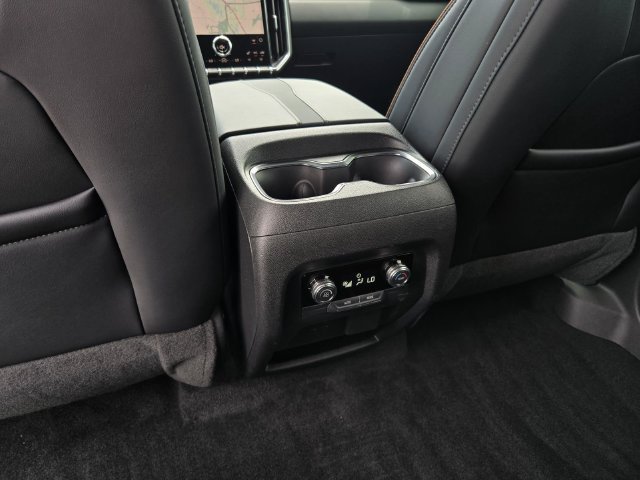 Used 2025 GMC Acadia AT4 AWD/4WD image 17