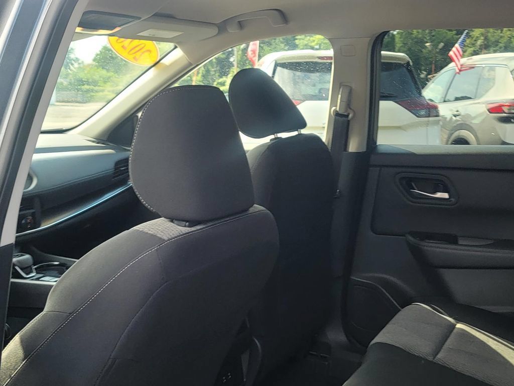 Used 2026 Nissan Rogue SV AWD/4WD image 16