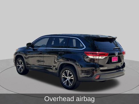 Used 2019 Toyota Highlander LE FWD image 3