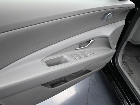 Used 2026 Hyundai Elantra SE FWD image 12