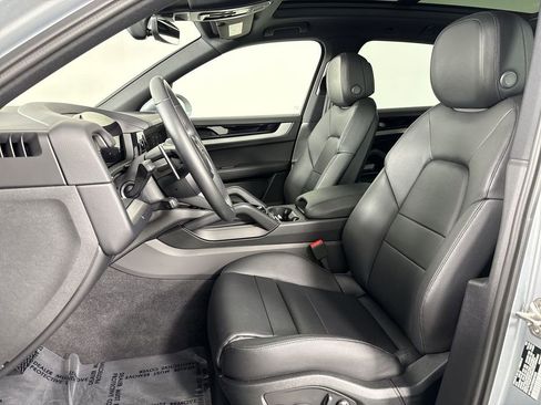 Certified 2025 Porsche Cayenne AWD/4WD image 5