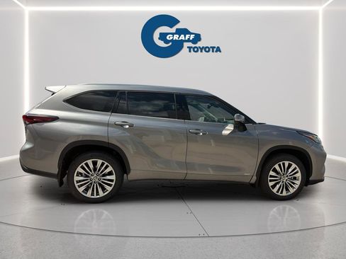 Used 2026 Toyota Highlander Platinum image 9