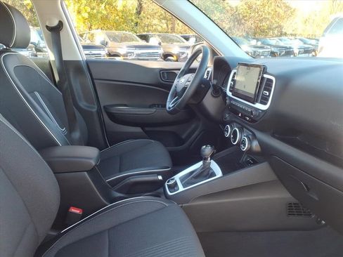 Used 2023 Hyundai Venue Limited image 19