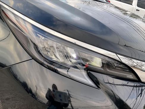 Used 2025 Toyota Sienna LE w/ LE Plus Package FWD image 28