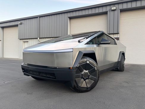 Used 2024 Tesla Cybertruck AWD Crew Cab image 4