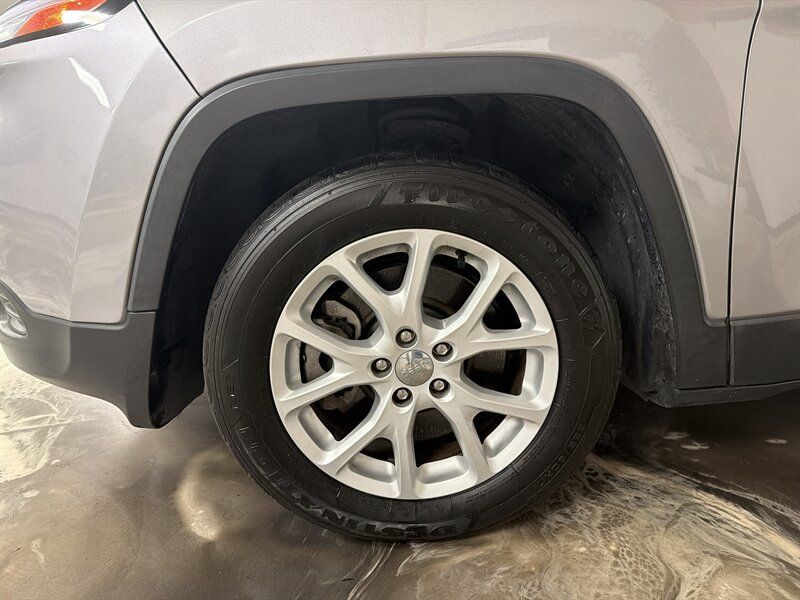 Used 2018 Jeep Cherokee Latitude Plus w/ Comfort/Convenience Group FWD image 6