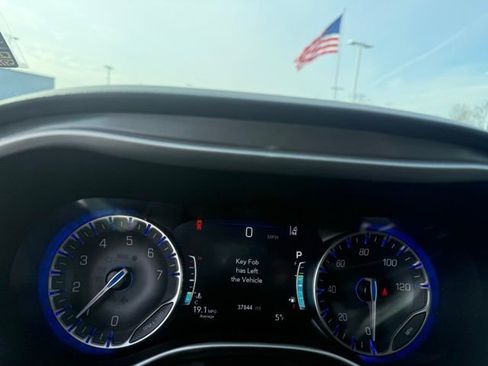Used 2024 Chrysler Pacifica Touring-L FWD image 15
