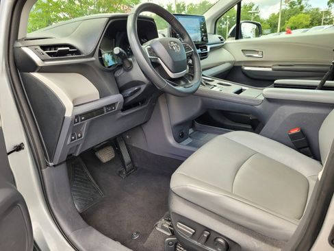 Used 2023 Toyota Sienna XLE image 5