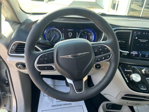Used 2024 Chrysler Pacifica Touring-L image 20