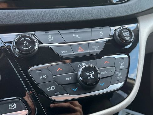 Used 2020 Chrysler Pacifica Touring-L Plus image 23