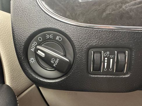 Used 2013 Chrysler Town & Country Touring image 12