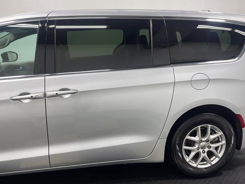 Used 2024 Chrysler Pacifica Touring-L FWD image 14