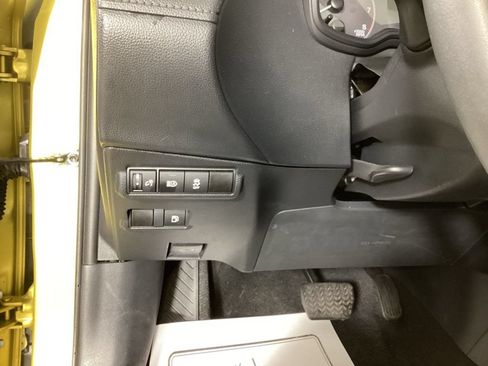 Used 2024 Toyota Corolla Cross AWD Hybrid w/ Moonroof Package image 12