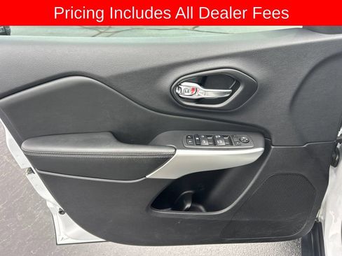 Used 2022 Jeep Cherokee Latitude AWD/4WD image 3