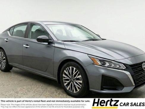 Used 2025 Nissan Altima 2.5 SV image 1