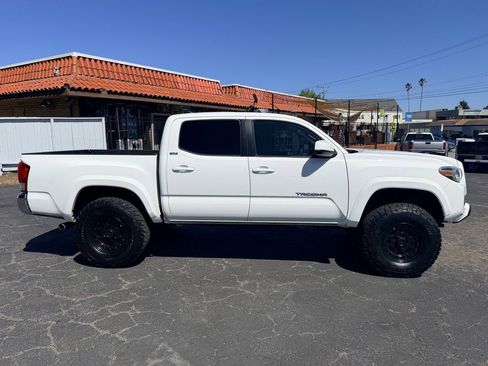 Used 2017 Toyota Tacoma SR5 AWD/4WD image 7