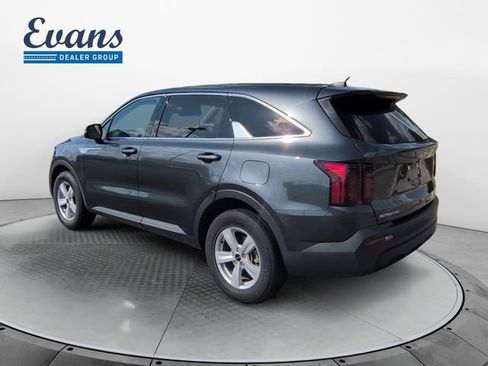Used 2023 Kia Sorento LX image 4