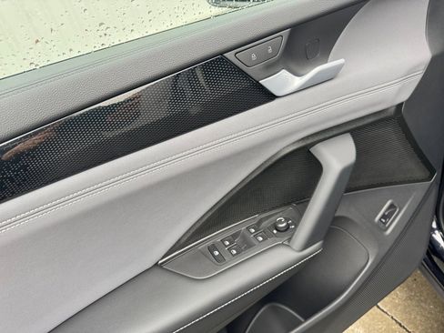 Used 2025 Volkswagen Tiguan SE FWD image 34