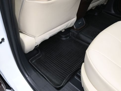 Used 2022 Toyota Highlander XLE AWD/4WD image 18