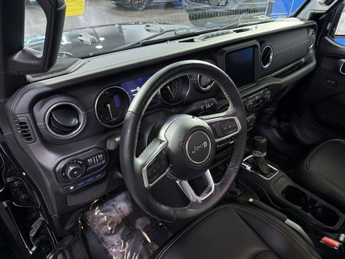 Used 2022 Jeep Wrangler Unlimited Sahara w/ Cold Weather Group AWD/4WD image 18