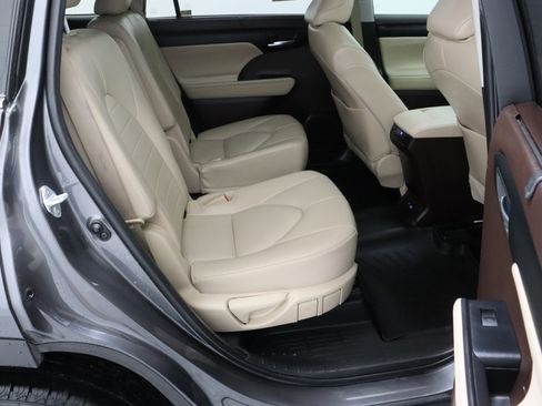 Used 2022 Toyota Highlander XLE AWD/4WD image 38