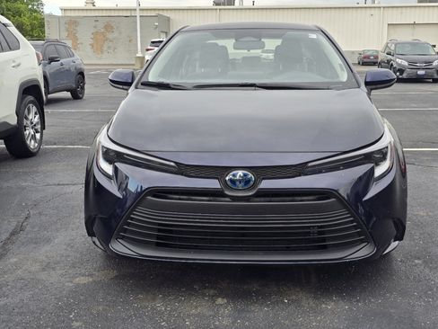 Used 2025 Toyota Corolla LE FWD image 2