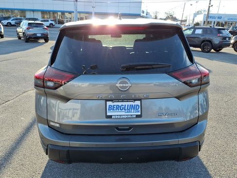 Used 2024 Nissan Rogue SV image 5
