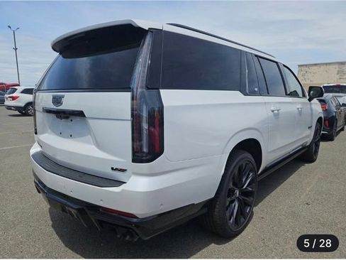 Used 2025 Cadillac Escalade ESV V w/ LPO, ONYX Package AWD/4WD image 5