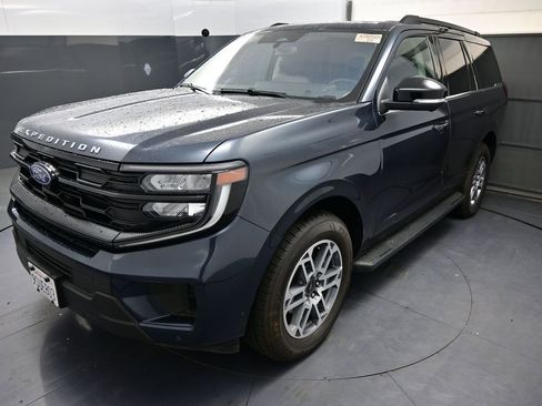 Used 2025 Ford Expedition Active image 2