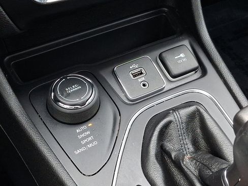 Used 2019 Jeep Cherokee Latitude Plus w/ Comfort/Convenience Group image 25