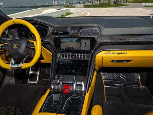 Used 2022 Lamborghini Urus AWD/4WD image 10