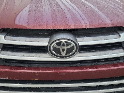 Used 2017 Toyota Highlander XLE image 10