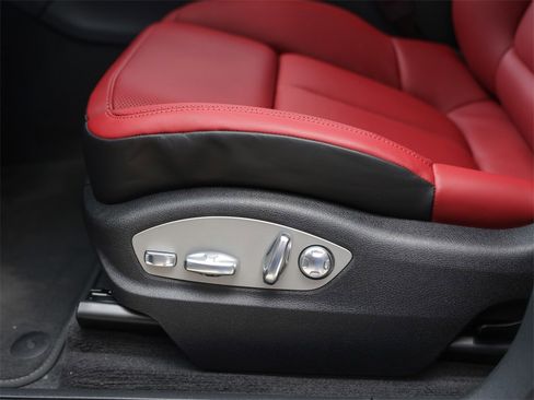 Certified 2025 Porsche Macan image 16