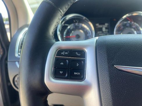 Used 2016 Chrysler Town & Country Touring-L image 26