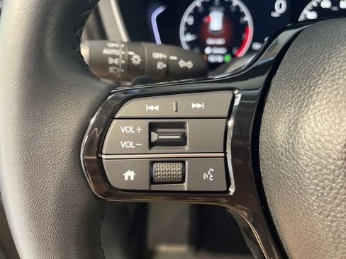 Certified 2025 Honda Pilot Touring image 7