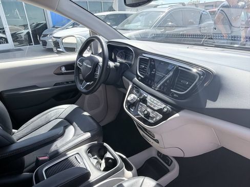 Used 2018 Chrysler Pacifica Touring-L Plus w/ Advanced Safetytec Group FWD image 12