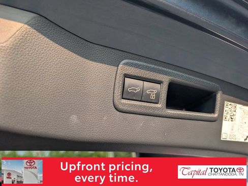 Used 2024 Toyota Venza XLE AWD/4WD image 11