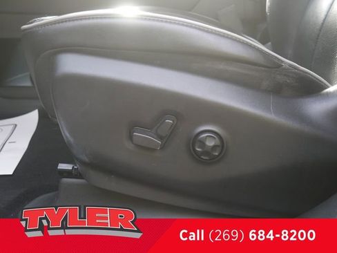 Used 2023 Chrysler Pacifica Limited w/ Uconnect Theater Family Group FWD image 24