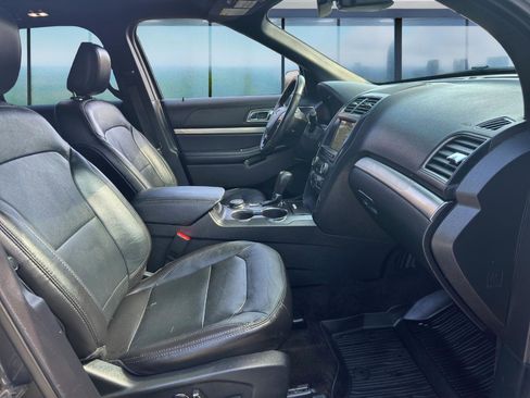 Used 2018 Ford Explorer XLT w/ Equipment Group 202A AWD/4WD image 18