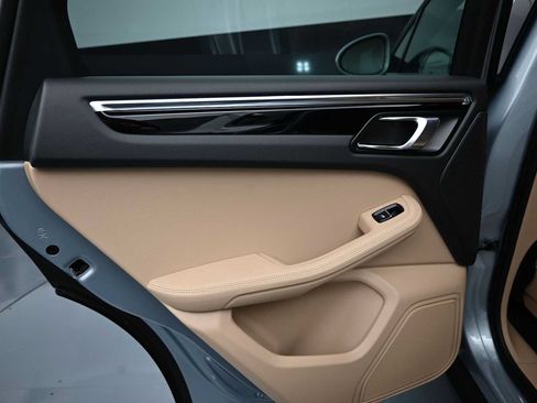 Certified 2025 Porsche Macan AWD/4WD image 16