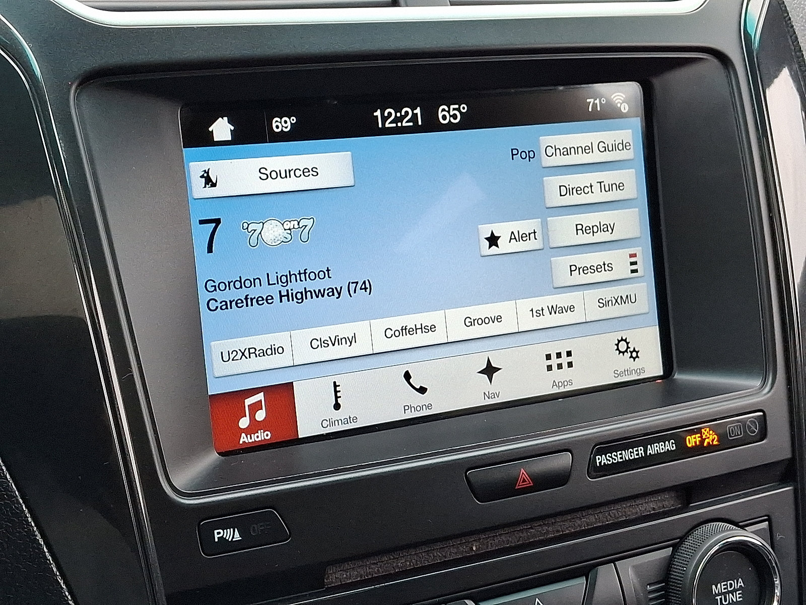 Used 2017 Ford Explorer XLT w/ Equipment Group 202A AWD/4WD image 18