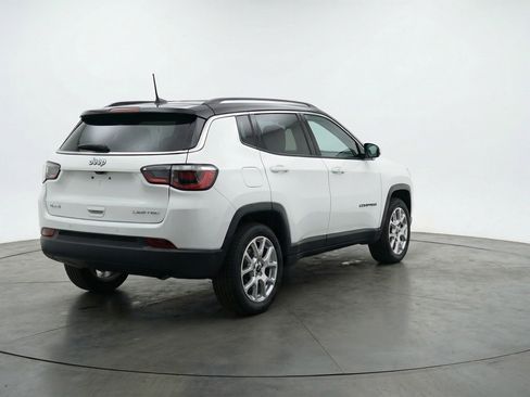 Used 2025 Jeep Compass Limited image 9